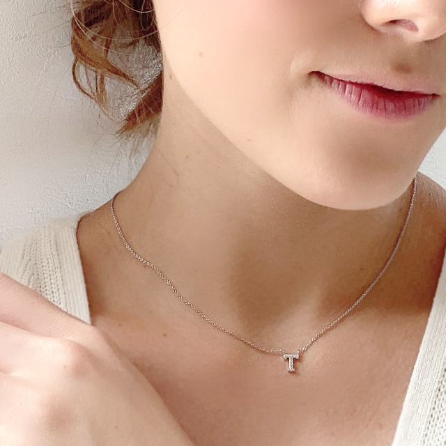 大好きな彼のイニシャルをセレクト。華奢チェーン イニシャル