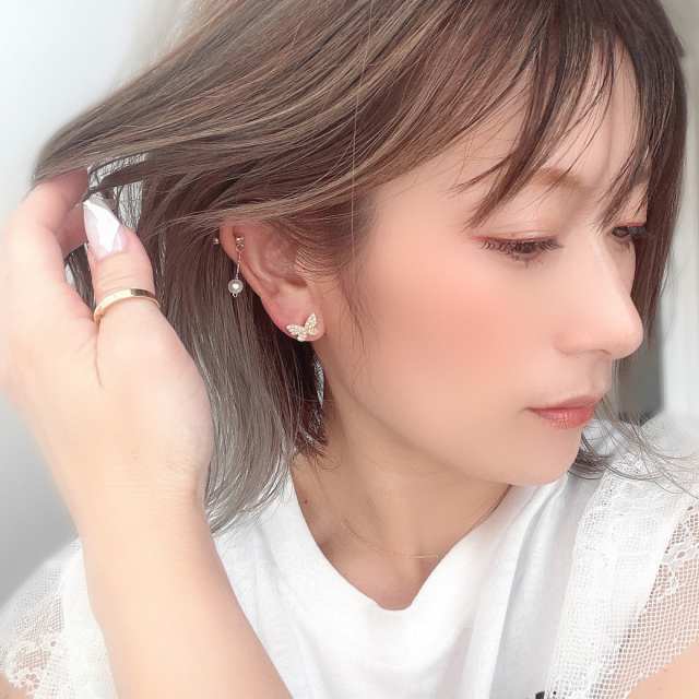 程よいボリューム感で顔周りが華やか。大きめバタフライ ピアス 0515