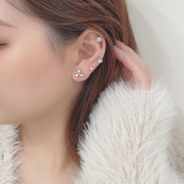 ジュエリーのような上質な輝き ラウンド CZ デザイン ストレート 軟骨