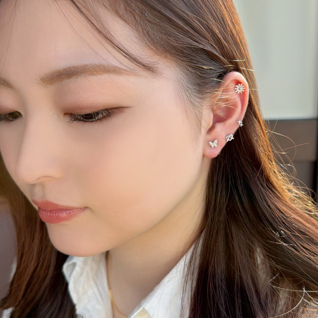 14G 16G ］敷き詰められたCZ が光を受けて美しくきらめくバタフライ