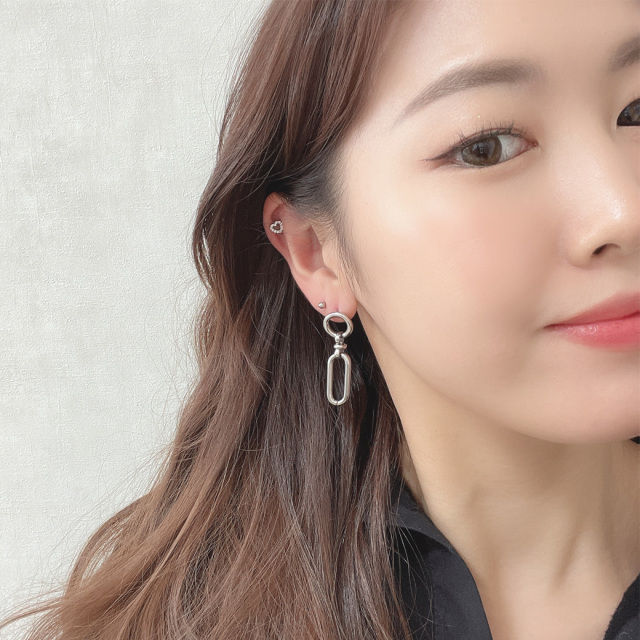 極美品✨グッチ ピアス スクエア シルバー オープン ロゴ ユニセックス GUCCI(グッチ) ピアス(レディース) - 海外通販のBUYMA