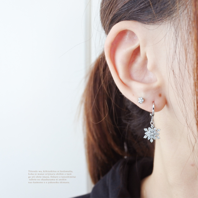 はかなげで可憐な雰囲気。上質なキュービックを使用した雪の結晶ピアス