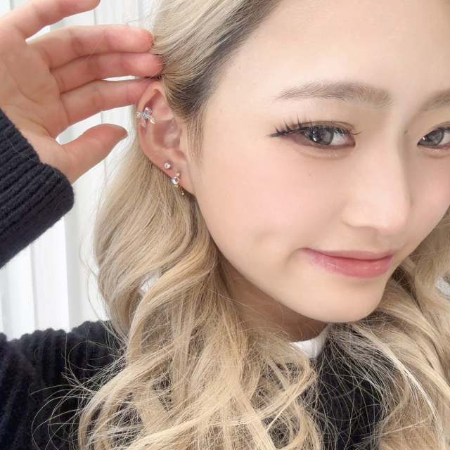 16G ］ 角度によって表情が変わる透明感たっぷりのリボン モチーフ