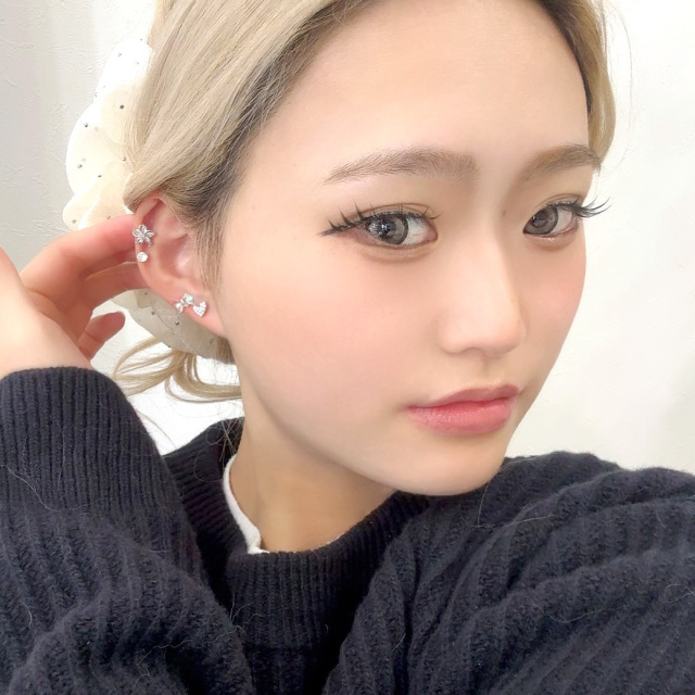 16G ］ 角度によって表情が変わる透明感たっぷりのリボン モチーフ