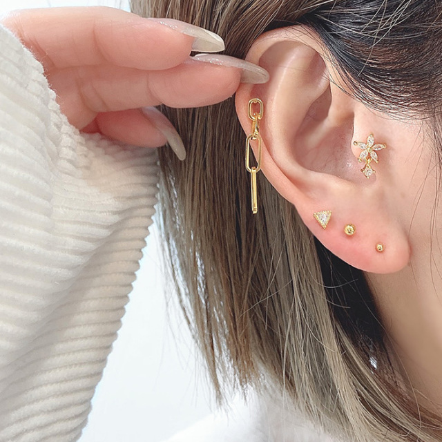 16G］トラガスにもオススメ♪揺れるボトムが可愛いCZフラワー