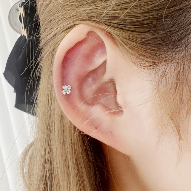 クローバーピアス 14G 16G ］幸せを運んでくれる四葉のクローバー 輝き抜群