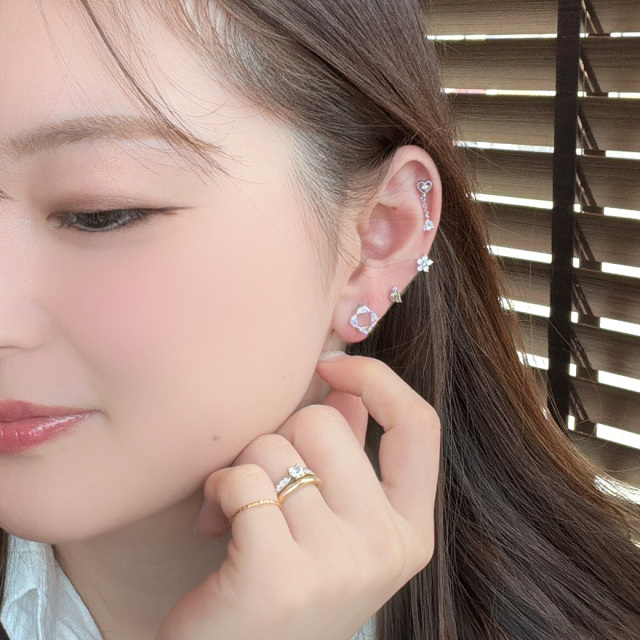 14G 16G ］耳元に咲く、大人女子にぴったりモノトーン フラワー