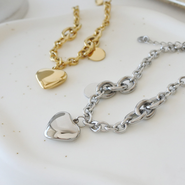 オールステンレス素材が嬉しい！大ぶりチェーンがコーデのアクセントに