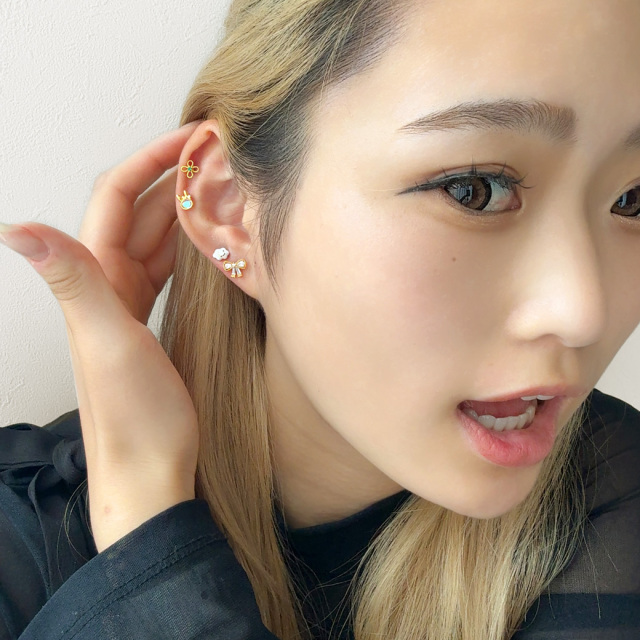 専用です。アンデルヨン　花とベリーのピアス 14G 16G ］カジュアルでポップな雰囲気が可愛い スマイル モチーフ