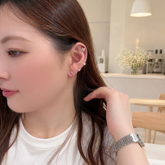 14G 16G ］耳元で繊細に輝く、上品 で華やかなオーロラ フラワー