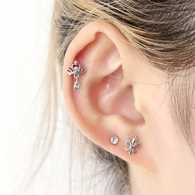 14G 16G ］大人の装い気品漂うユリの紋章 モチーフ ストレート 軟骨