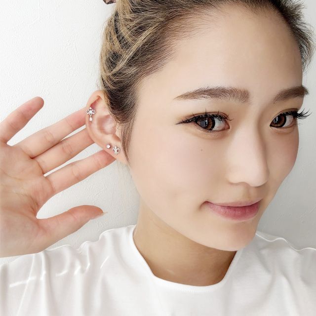14G 16G ］大人の装い気品漂うユリの紋章 モチーフ ストレート 軟骨