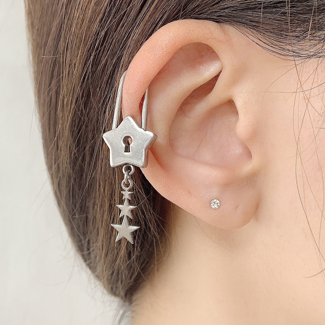 【クールでお洒落♪】CHANEL ピアス 南京錠モチーフ 鍵 CCロゴ CHANEL】CCロゴキラキラ♪ ピアス (CHANEL/ピアス) AB3168【BUYMA】