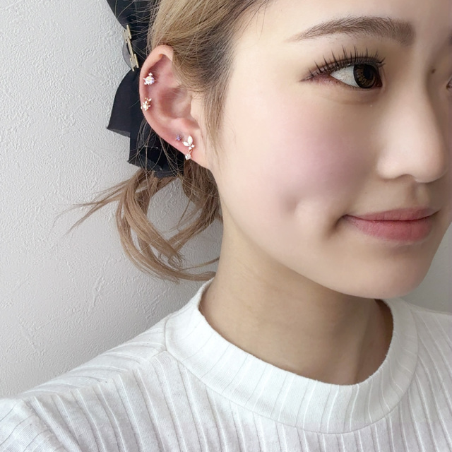 14G 16G ］耳にちょこんと留まったようなオーロラ バタフライ ジュエル