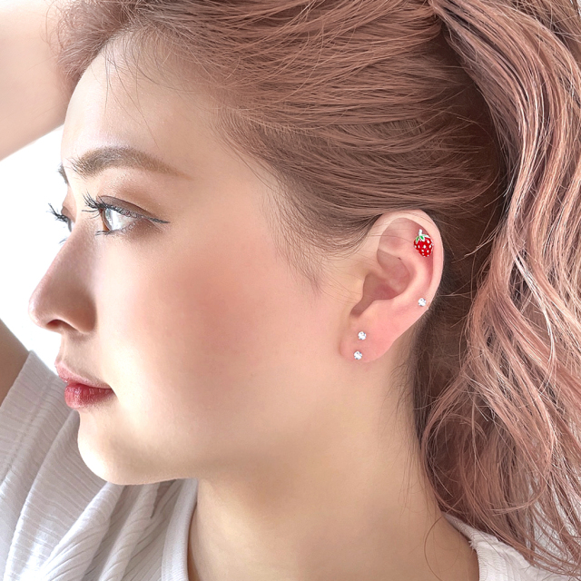 ハンドメイド いちごがゆらり ❤︎ ビジュー ピアス ♡ sddefault.jpg