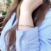 シンプルながらも ツイスト デザイン でスパイスを。メタル バングル ブレスレット 1209