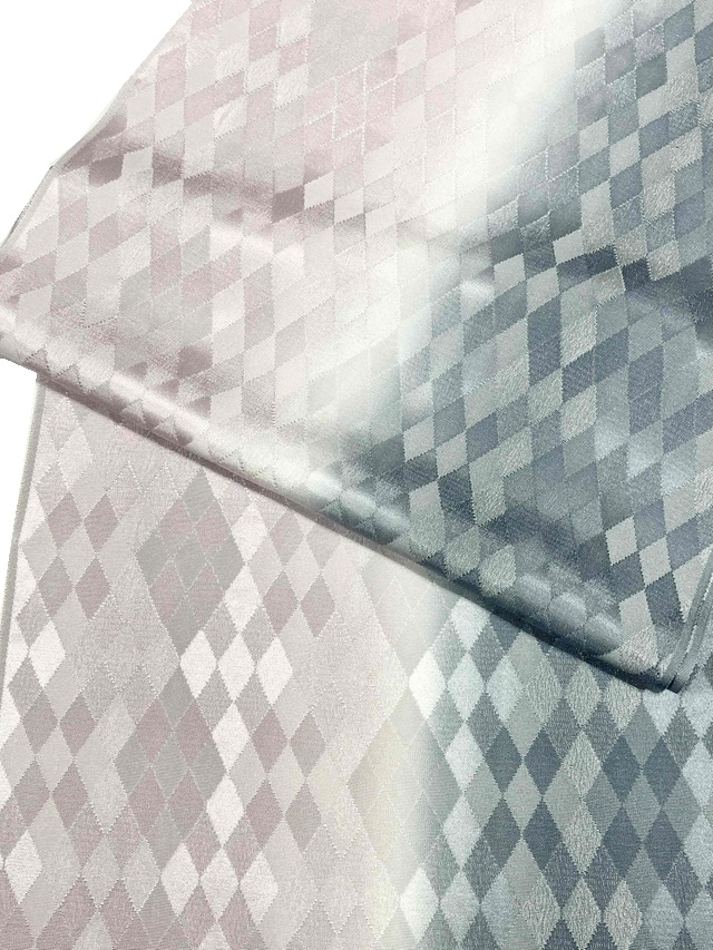 【帯揚げ】【丹後縮緬】【手染め】【二色染め分け】【紫味くすみピンク/ブルーグレー】【菱地模様/ダイヤ】【絹100%】【日本製】【業者在庫放出品 掘出し価格】【送料全国一律510円】