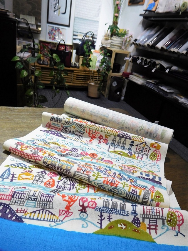 関美穂子さんが染め上げたメルヘンの世界。型絵染の美しい九寸名古屋帯