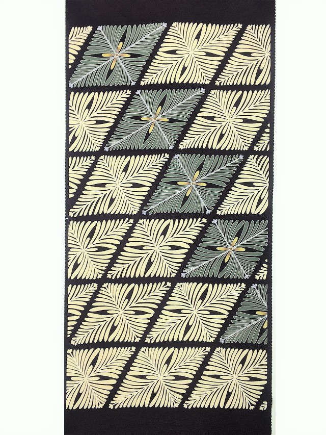 抜群の美しさと上品なお洒落さ 松菱文様をあしらった型糸目手染め友禅