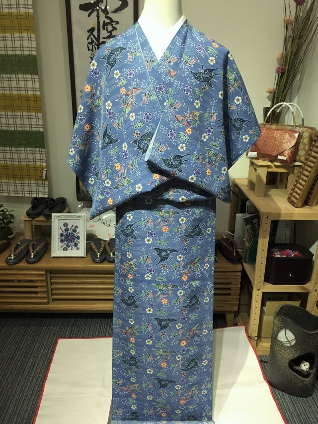 本場琉球紅型のお着物が本当にお買い得価格！シックな地色に古典柄が