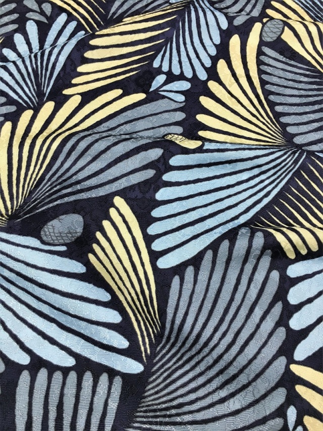 若松文様。躍動感と優雅さを併せ持ちます。型糸目友禅九寸名古屋帯