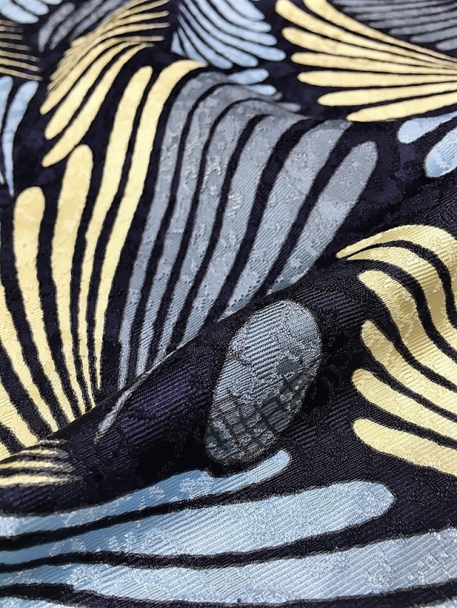 若松文様。躍動感と優雅さを併せ持ちます。型糸目友禅九寸名古屋帯