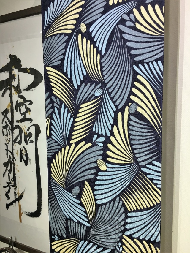 若松文様。躍動感と優雅さを併せ持ちます。型糸目友禅九寸名古屋