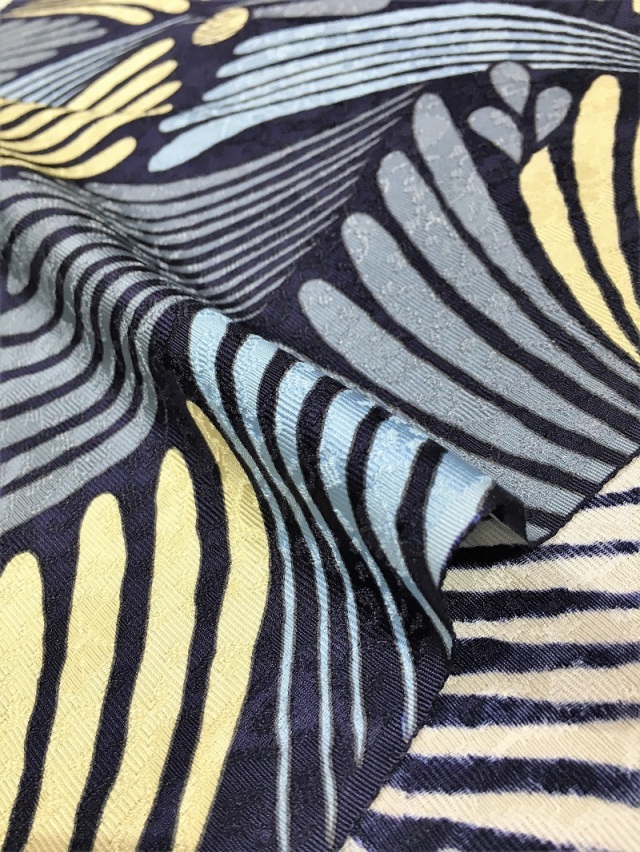 若松文様。躍動感と優雅さを併せ持ちます。型糸目友禅九寸名古屋帯