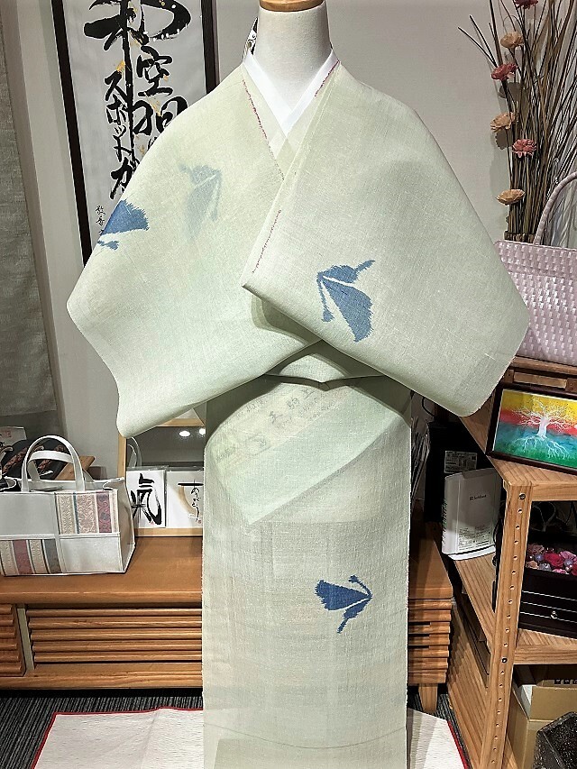 【夏物】逸品を纏う　小千谷織物　駒上布の夏着物 夏塩沢玉駒上布 抜群の清涼感 エレガントカジュアル 蝶々｜着物