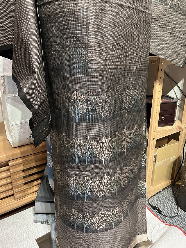 逸品本場奄美大島紬仮絵羽大島刺繍純泥染未使用品証紙付き