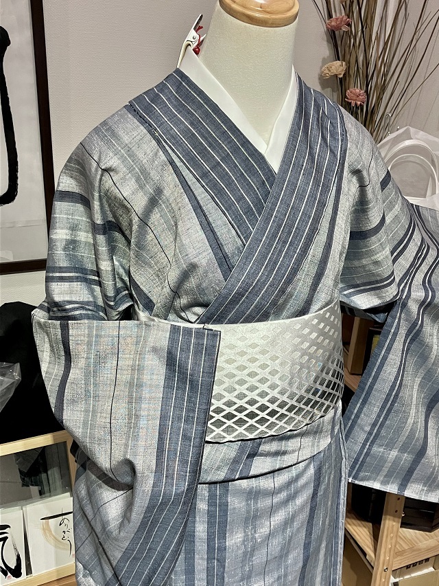 未使用品■韓国産　延邦紬　黒地　蝶柄　未仕立て　反物　125 未使用品□韓国産 延邦紬 黒地 蝶柄 未仕立て 反物 125 - メルカリ