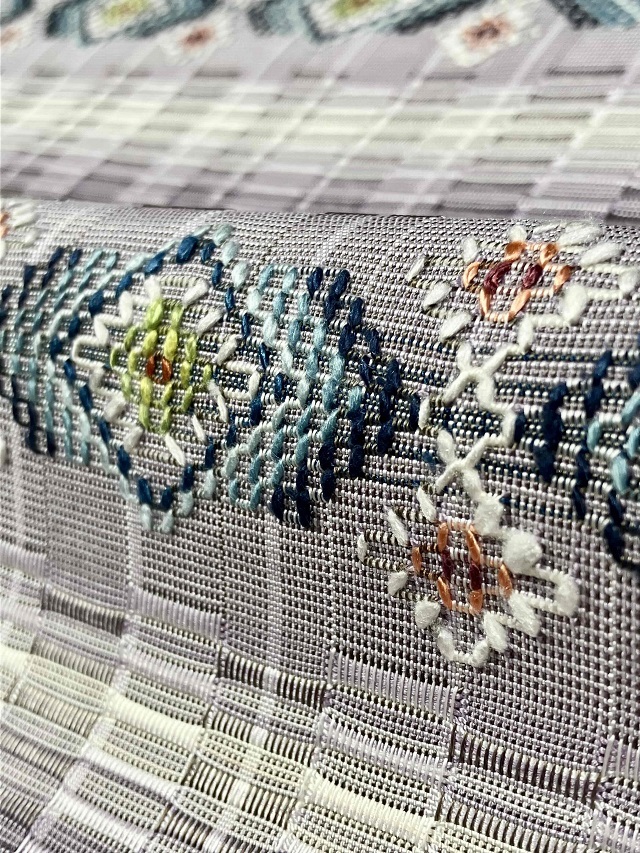 インテリア　刺繍 読谷山花織 伝統工芸品 九寸名古屋帯 絹100% 薄鼠色 工房真