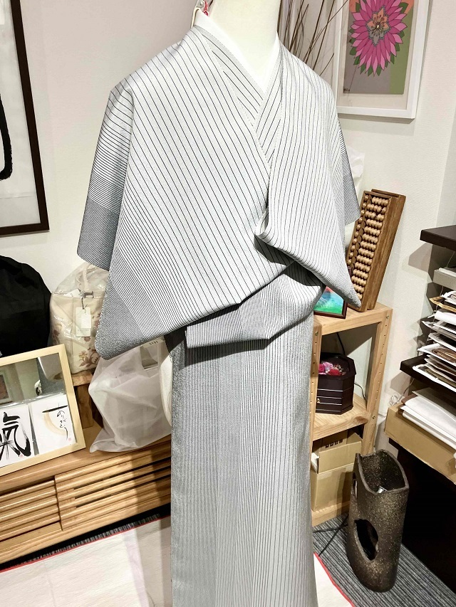 本塩沢 お召 桑原織物 単衣 塩沢織物 正絹 伝統工芸品 証紙 単衣】濃紺地 植物文 本塩沢お召し 証紙付き | 大山キモノ・ちぇ