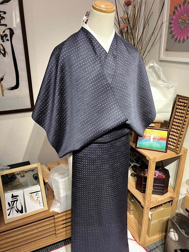 Sお仕立て上がり正絹小紋 紺地に花、紗綾形模様等 縮緬生地 可愛かっ