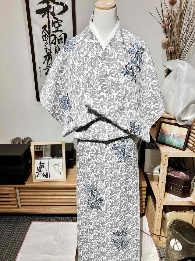 城間栄順さんの振袖です。袷を単衣に仕立てましたが袷にする時は共八掛 