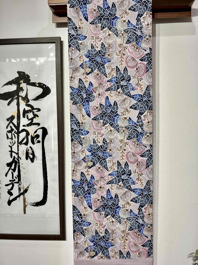 やふそ紅型工房 屋冨祖幸子 夏の一夜だけ咲く儚き花 サガリバナ
