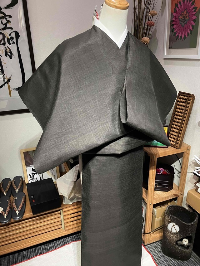 紬着物 風情ある番傘模様 雲井鼠色 松本糸舗 しつけ糸 K-4374 帯のアトリエ花邑 hanamura 銀座店 「銀鼠色地 鹿繋ぎ文様 紬 単衣」