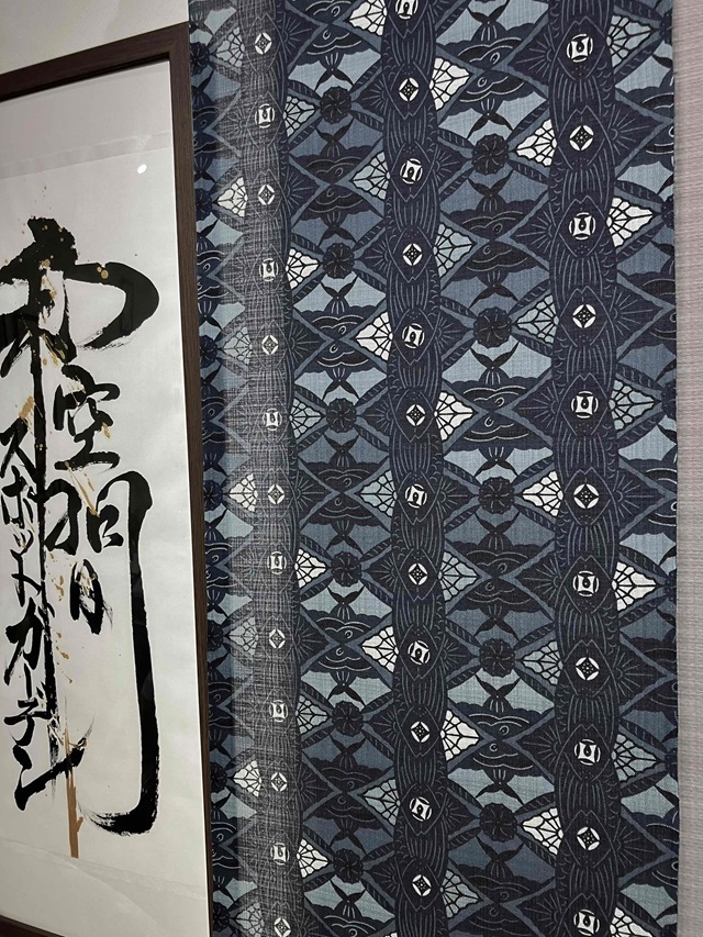新品未使用　城間栄順　琉球紅型　藍染　お太鼓柄　カニ　シオマネキ 九寸名古屋帯 城間栄順 名古屋帯 九寸 沖縄県 琉球紅型 本場琉球紅型 びんがた
