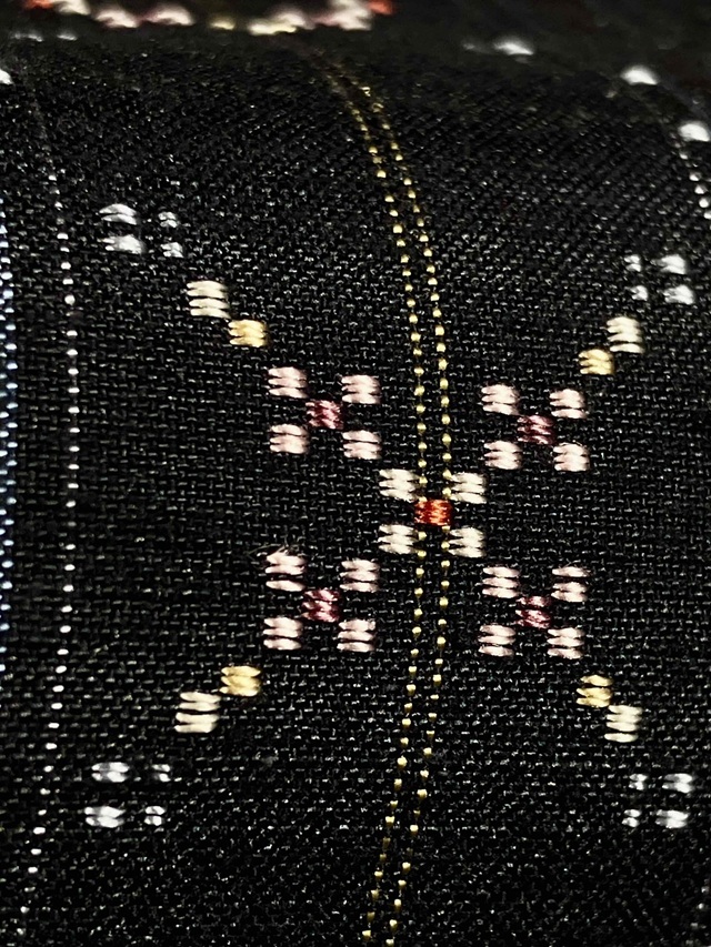 【極上稀少新品】「星野織物謹製」本場本塩沢 黒地「極上160山算亀甲絣」手機織 島根県指定無形文化財保持者 天野圭】 特選藍染手織り広瀬絣着尺 「鶴