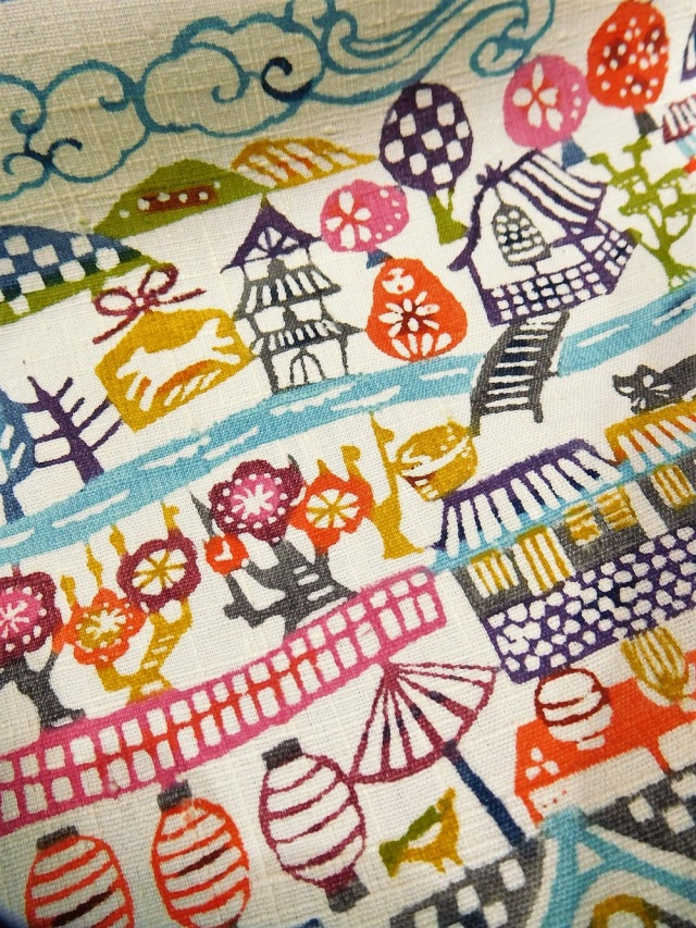 関美穂子さんが染め上げたメルヘンの世界。型絵染の美しい九寸名古屋帯