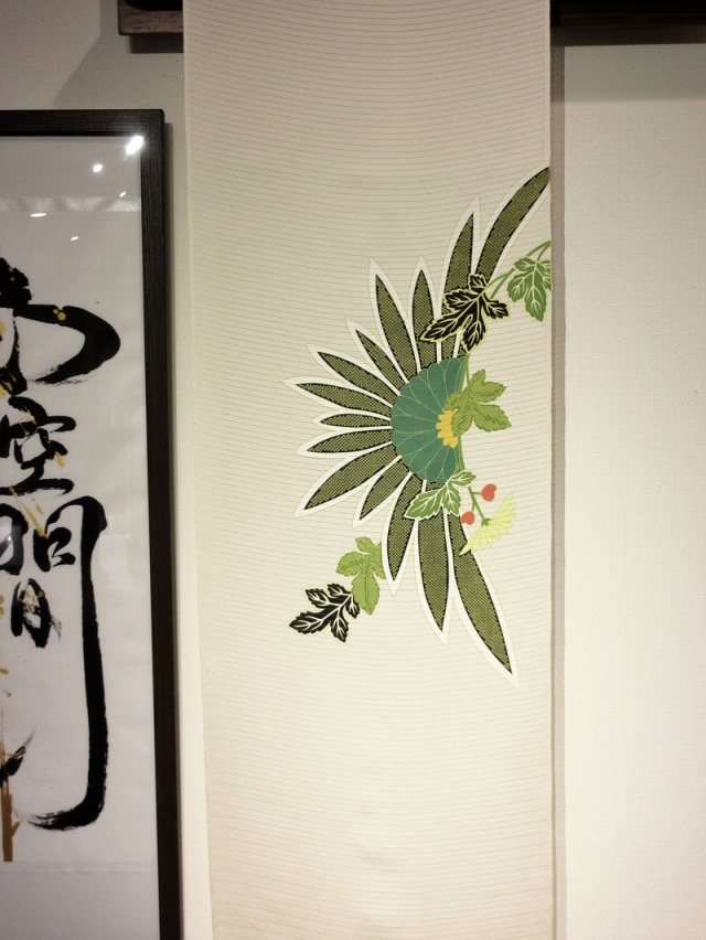 菊文様が印象的。古典的な要素と現代チックな雰囲気を併せ持つ