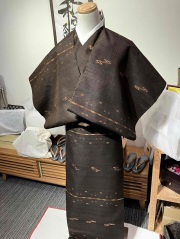 正絹 単衣 絣 紬 かすれ縞 灰墨色×アイボリー 極美品 銀座【着物2828】本場夏琉球絣 桜鼠色 縞にカシカキジュー (反端