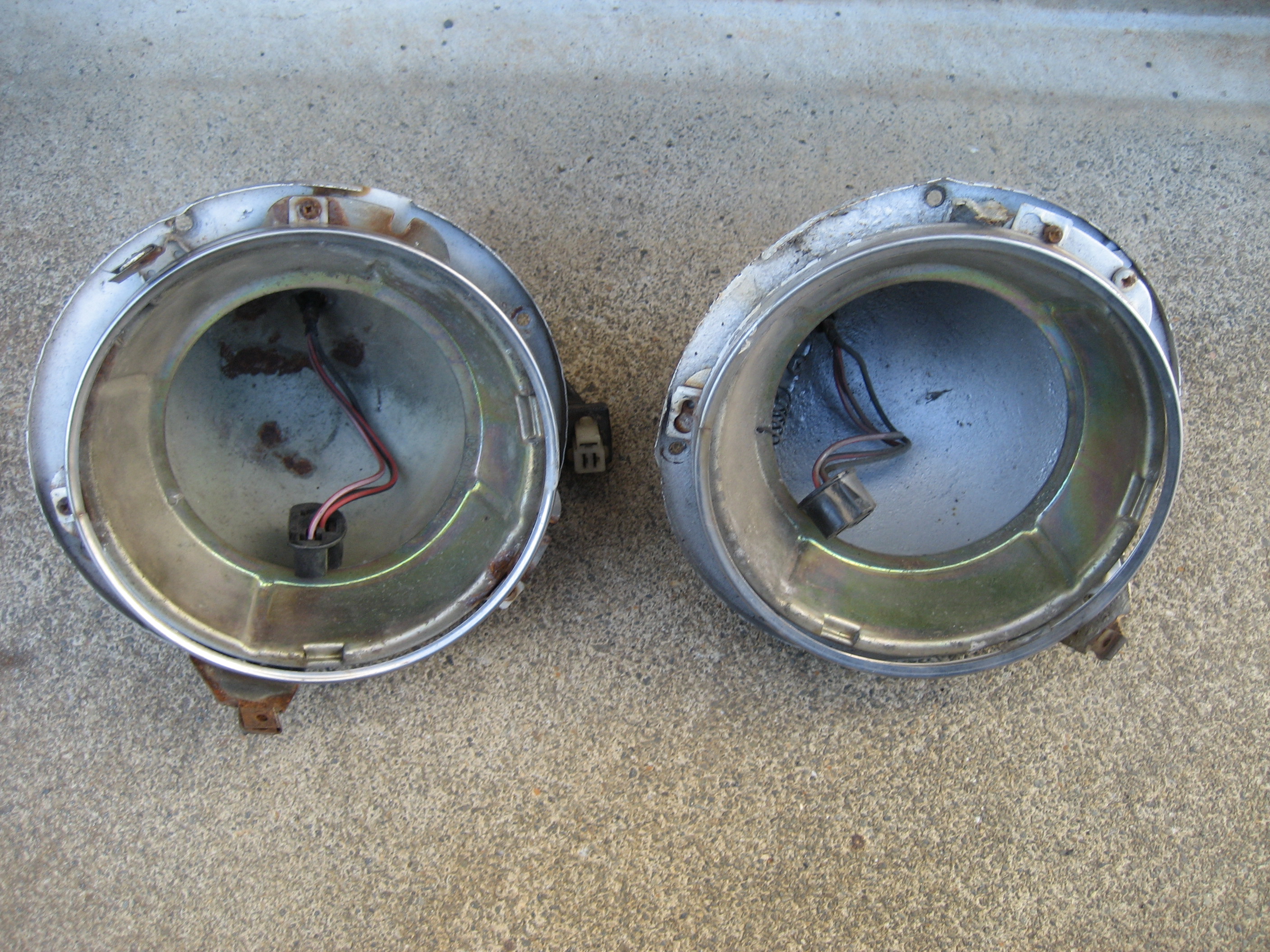 車種不明丸目2灯ライトケース（お釜）左右セット　中古