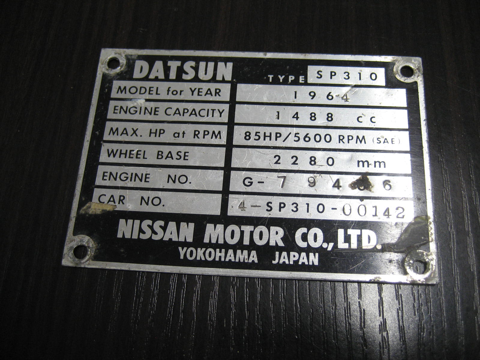 '64SP310 3シーター用コーションプレート　DATSUN　輸出仕様　右ハンドル　中古