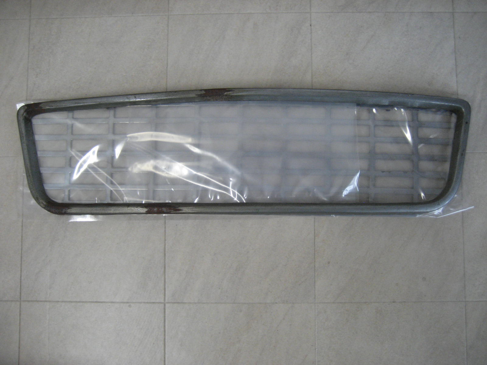 SP310フロントグリルの枠と千鳥格子の板　レストアベース