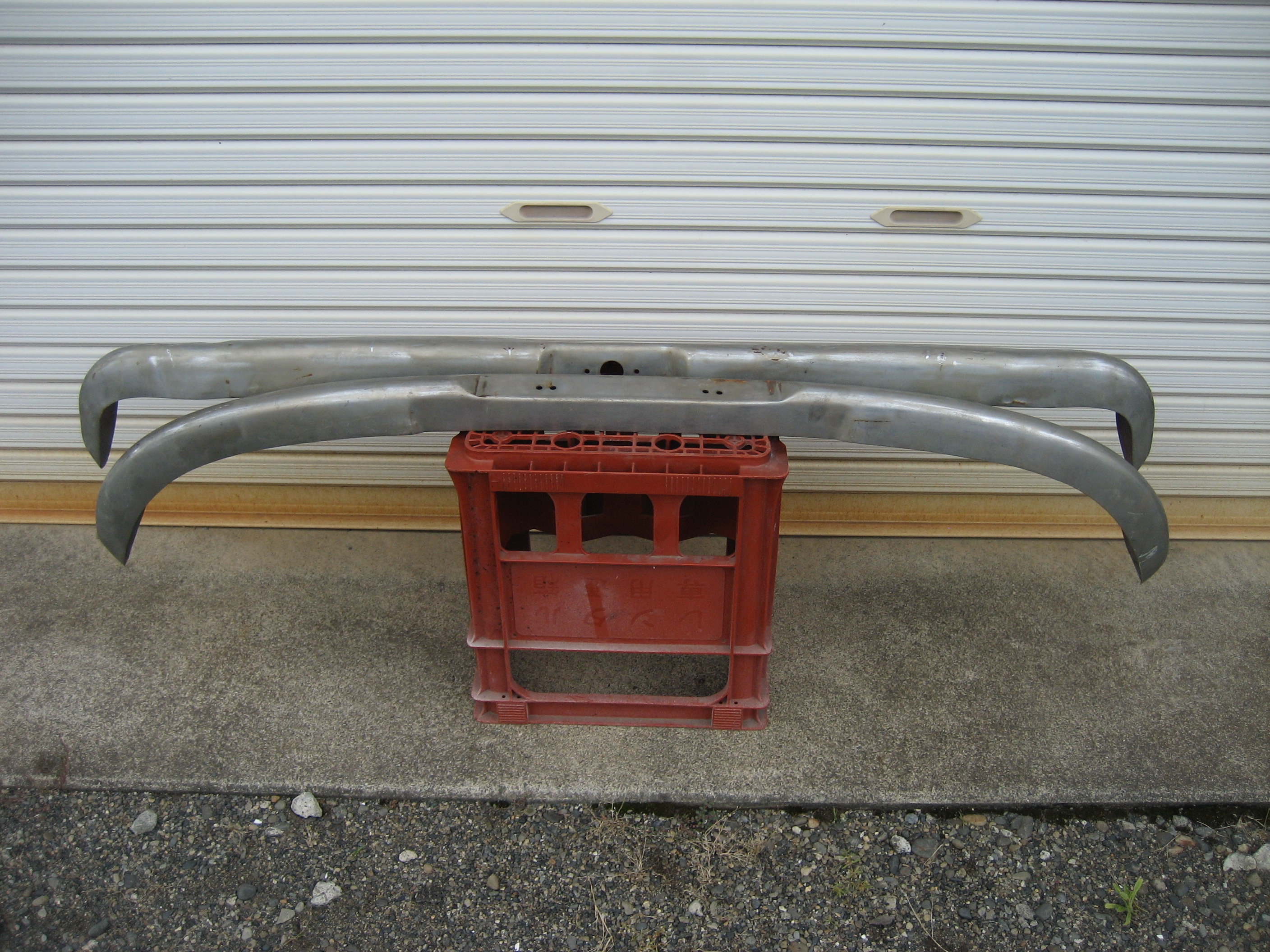 ’68SR311用F,Rオーバーライダーの穴無し中古バンパー　板金、再メッキベース　引き取り限定商品　在庫は有りますが発送不可の為在庫切れにしてあります