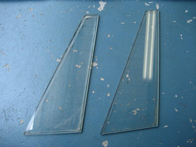 SP310 3シーター用 三角窓ガラス　左右　中古