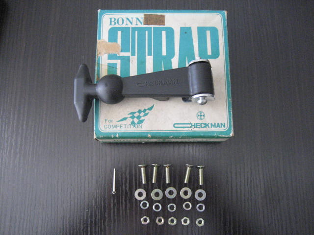 チェックマンボンネットストラップ片側のみ受け金具欠品あり　未使用長期在庫品