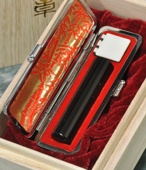 手彫り印鑑　黒水牛角（最高級芯持）　13.5mm
