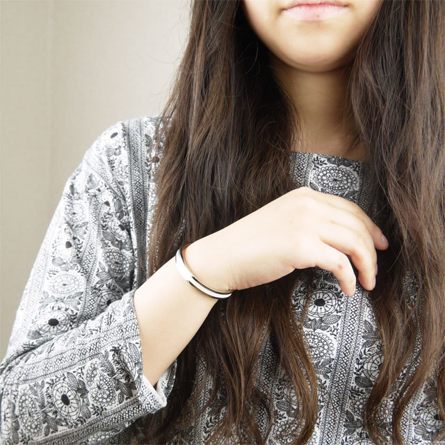 vie グルーブデザインバングル